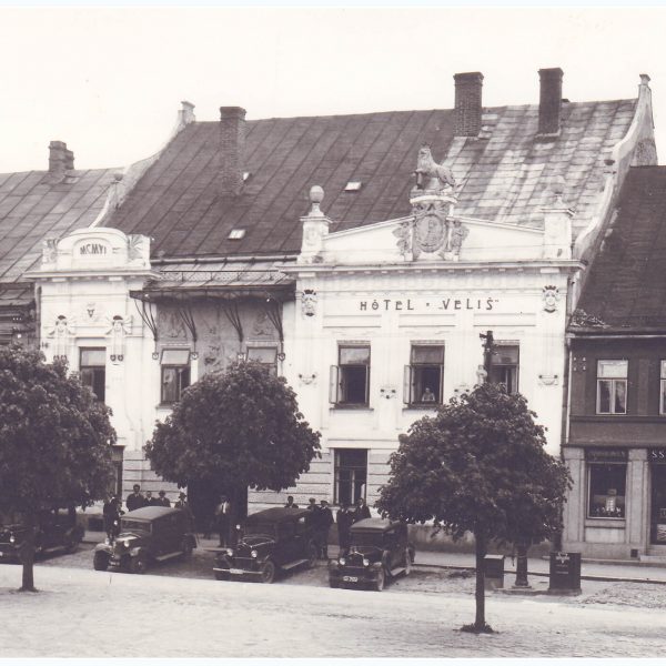 Hotel Veliš býval také stanovištěm taxislužby.