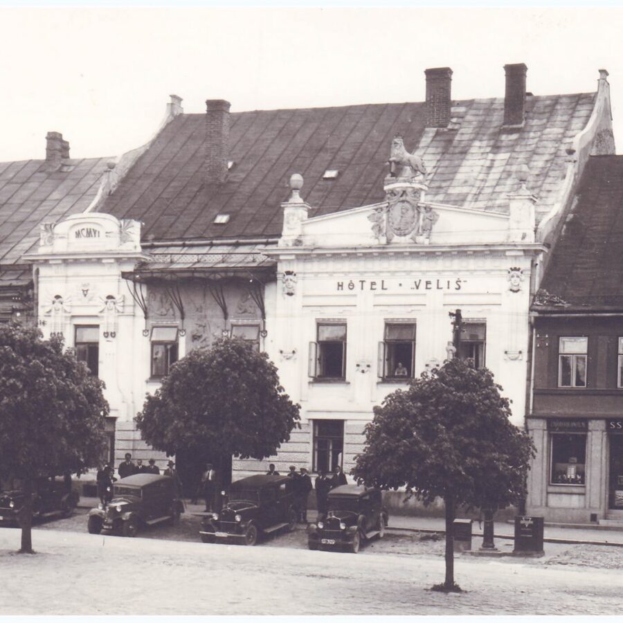 Hotel Veliš býval také stanovištěm taxislužby.